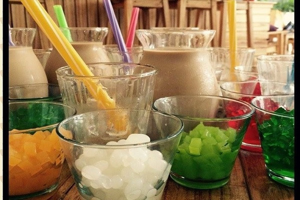 Lẩu trà sữa là sự kết hợp của các loại thạch, hạt, pudding đa dạng cùng với đá viên và một bình trà sữa thơm béo để bạn có thể thỏa sức pha chế ly trà sữa theo ý của mình. Không thể phủ nhận sự hấp dẫn của món lẩu này đối với giới trẻ hiện nay. (Ảnh: foody.vn)