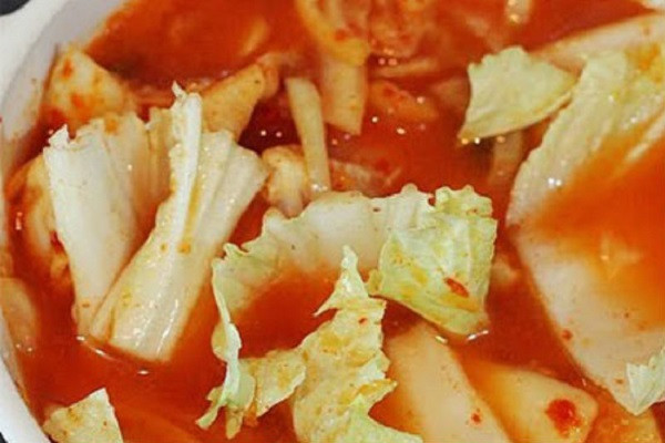 Sau đó cho cải thảo vào nồi canh, thêm chút gia vị mắm, hạt nêm, có thể cho thêm chút đường để canh không bị cứng. Nếm thấy có đủ vị chua, cay, mặn, ngọt là được. (Ảnh:toinayangi.com)