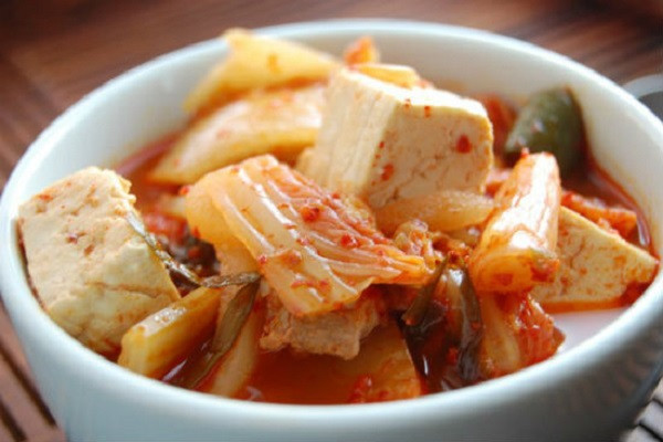 Canh kim chi đậu phụ hấp dẫn bởi vị kim chi chua cay, đậu thật mềm, và thịt ba chỉ béo ngậy khiến bạn thích mê ngay từ lần đầu thưởng thức. Món ăn lạ miệng, có vị dễ ăn, rất hợp khẩu vị với người Việt. (Ảnh: monanhanquoc.info)