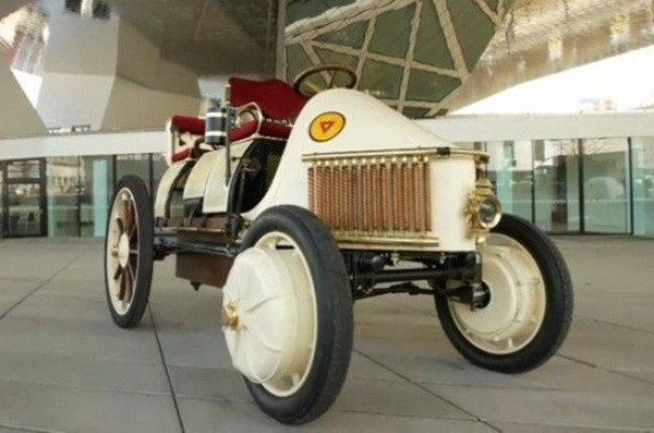 3. Lohner-Porsche hybrid, 1889: Chàng trai 18 tuổi Ferdinand Porsche là tác giả của thiết kế này. Chiếc xe sử dụng các bộ pin ắc quy được nạp bằng động cơ xăng và mỗi bánh xe được gắn một động cơ riêng biệt.