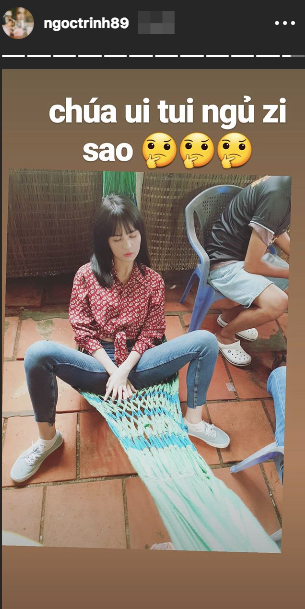 Phút chợp mắt "kém duyên" của người đẹp trong hậu trường đóng phim hài Tết "Vu quy đại náo" cũng bị đồng nghiệp chụp ảnh "dìm hàng". Ảnh: Instagram.