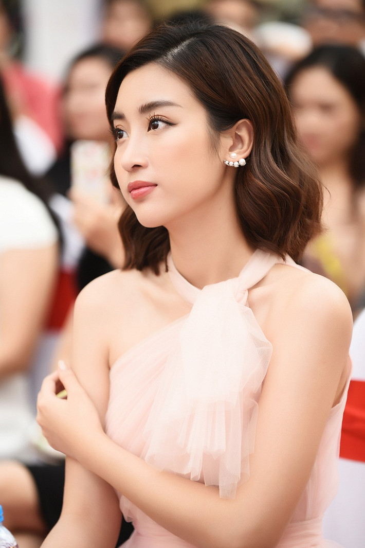 Với sự thay đổi phong cách liên tục gần đây công chúng luôn đón chờ hình ảnh mới nhất của Hoa hậu Đỗ Mỹ Linh.