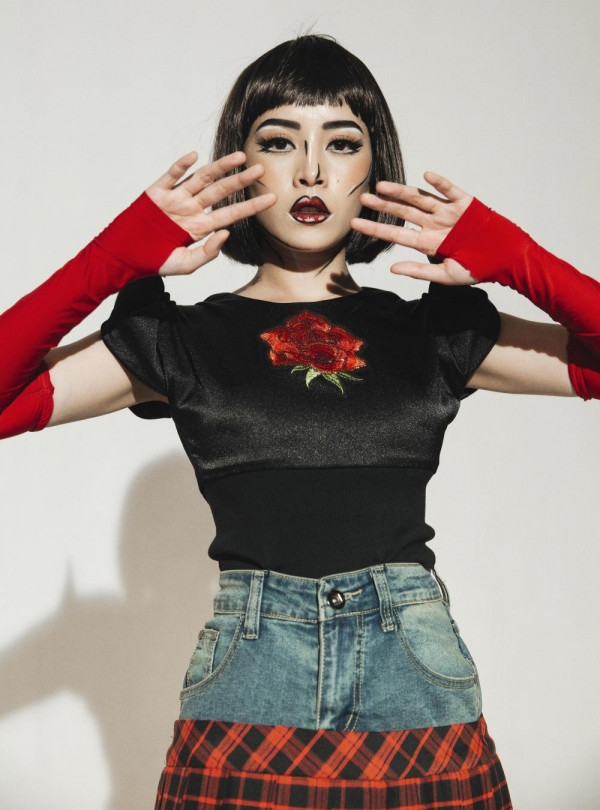 Hay một cô nàng "ma quái" và hoang dại trong “Đóa hoa hồng”... Tất cả những phong cách có đều được cựu hot girl Hà thành thay đổi từ từ để khán giả không bị "sốc hình ảnh" quá sớm.