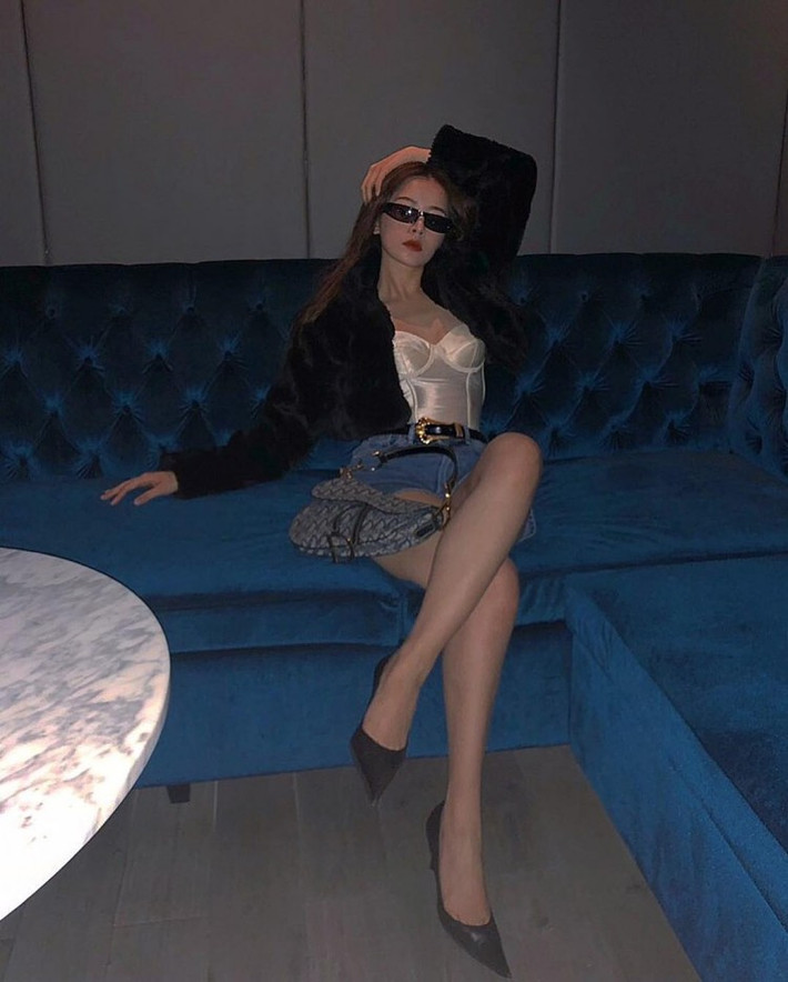 Cô nàng còn từng đăng bức hình hết sức khêu gợi lên Instagram, kèm theo đó là một đăng status đầy ẩn ý: "Khi tôi ngoan thì rất tốt. Còn khi tôi hư thì mọi thứ còn tốt hơn."