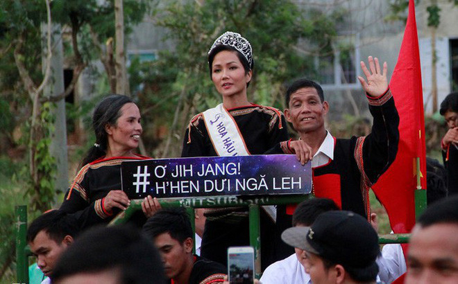Hay thời điểm khi trở về buôn làng Ê-đê sau khi đăng quang Hoa hậu Hoàn vũ Việt Nam 2017, Hhen Niê cũng cho thấy cái sự "lạ" ấy bằng việc trở thành "Hoa hậu đầu tiên về quê bằng máy cày".