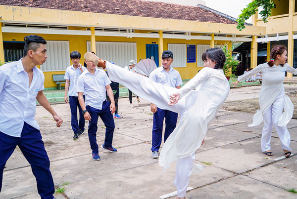 Sau 2 năm vắng bóng kể từ "Vòng eo 56", Ngọc Trinh tái xuất trong phim Tết 2019 "Vu quy đại náo" với vai nữ chính. Những hình ảnh hậu trường Ngọc Trinh hóa "nữ quái" học đường vừa được tiết lộ mới đây khiến người xem thích thú.
