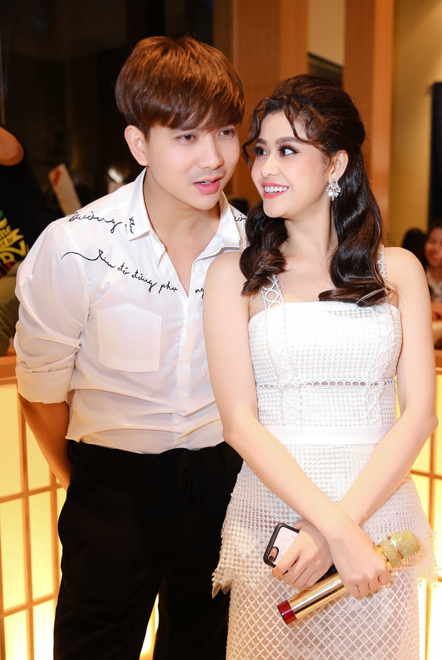 Tim và Trương Quỳnh Anh có lẽ là cặp đôi Vbiz khiến dư luận chán ngán nhất khi cứ "nay yêu mai nghỉ", hết tái hợp lại vướng tin đồn rạn nứt. Những tháng cuối năm này, sau nhiều đồn đoán thì cuối cùng Tim và Trương Quỳnh Anh cũng đã tuyên bố ly hôn sau 7 năm chung sống. Tuy vậy, cả hai vẫn sống chung nhà, cùng chăm lo cho con và đối xử với nhau tình cảm hơn trước.
