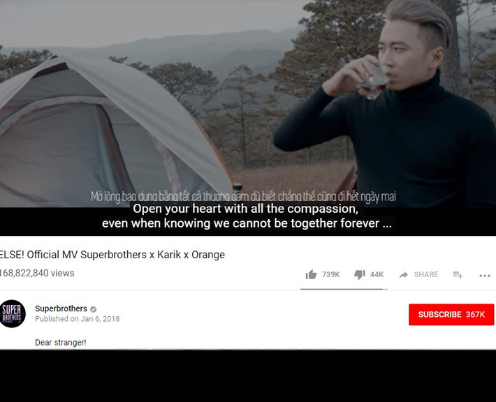 Sau gần 1 năm phát hành, "Người lạ ơi" của bộ đôi nhà sản xuất âm nhạc Superbrothers (Châu Đăng Khoa - Nemo), Karik và Orange trở thành MV đông lượt người xem nhất 2018. Với giai điệu bắt tai, "Người lạ ơi" của Karik từng cán mốc 100 triệu view, tiếp đó là 150 triệu view nhanh nhất Vpop năm 2018. Tính tới thời điểm hiện tại, MV này đang sắp chạm mốc 170 triệu lượt xem trên Youtube. Ảnh cắt clip.