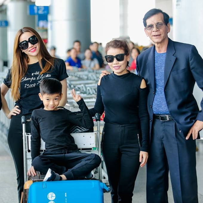 Hồ Ngọc Hà cũng thường xuyên chia sẻ khoảnh khắc hạnh phúc bên bố mẹ và bé Subeo trong những chuyến du lịch cùng gia đình.