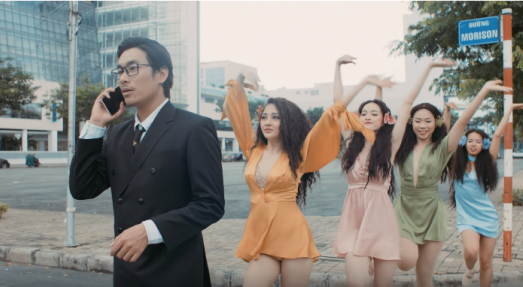 Tuy nhiên, chiếc váy sexy "phản chủ" khiến Bảo Anh không ít lần bị dân mạng soi ra những phút "hớ hênh".