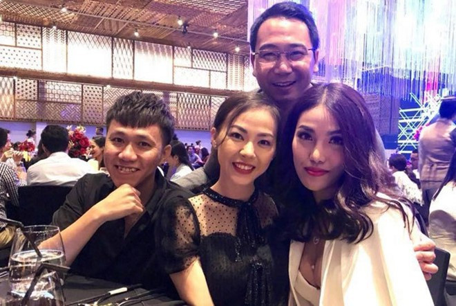 Cuối tháng 8 vừa qua, Hoa khôi Lan Khuê sánh đôi bên hôn phu John Tuấn Nguyễn tới tham dự tiệc cưới của Hoa khôi Áo dài 2015 Thanh Nhàn và chú rể Douglas tại TP HCM.