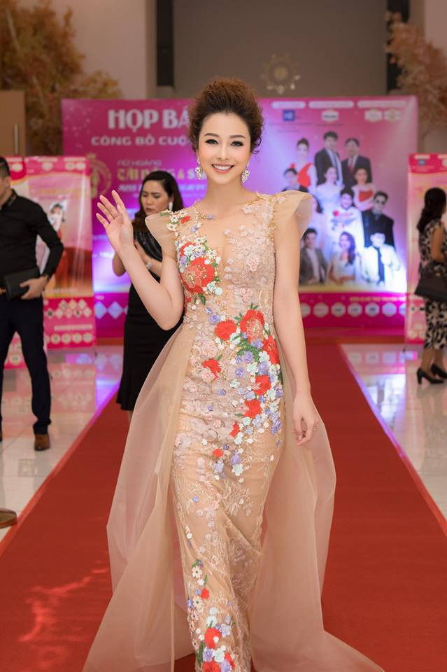 Mới đây, xuất hiện tại một cuộc thi sắc đẹp tại TP HCM với vai trò là giám khảo, Hoa hậu Jennifer Phạm gây chú ý vì vẻ đẹp thần thái trong trang phục váy đuôi cá đính hoa ren. Ảnh: Fanpage Facebook Jennifer Phạm.