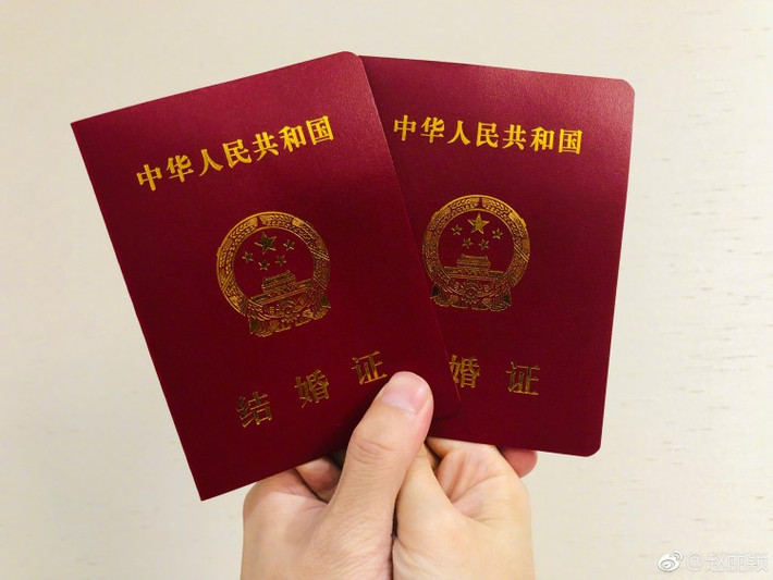 Ngay dưới bài đăng có hình ảnh cặp đôi và giấy chứng nhận kết hôn của Triệu Lệ Dĩnh. Phùng Thiệu Phong còn có động thái vô cùng ngọt ngào khi bình luận: "Bà xã, sinh nhật vui vẻ".