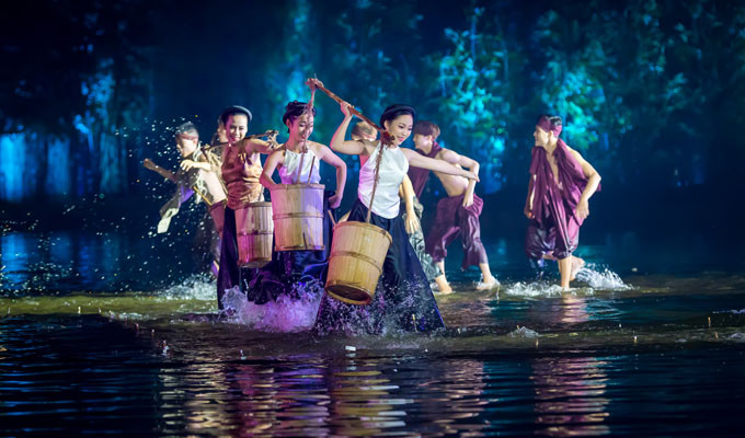 Lùm xùm kiện tụng xung quanh vở "Tinh hoa Bắc Bộ" của đạo diễn Hoàng Nhật Nam bắt đầu "dậy sóng" từ cuối năm 2017. Tháng 11/2017, chủ đầu tư là Công ty Tuần Châu Hà Nội gửi đơn kiện công ty DS của Việt Tú - đạo diễn vở "Ngày xưa" (Thuở ấy xứ Đoài) đang công diễn thì bị dừng lại - đến TAND Hà Nội, đòi bồi thường số tiền hơn 6 tỷ đồng với cáo buộc Việt Tú đã cố tình xâm phạm, chiếm đoạt quyền sở hữu của phía Tuần Châu Hà Nội khi tự ý đăng ký bảo hộ quyền tác giả đối với kịch bản vở diễn. Ảnh: Tinhhoabacbo.com.
