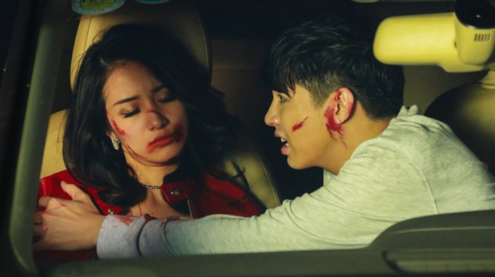 Đầu tháng 10, Noo Phước Thịnh bị nhạc sĩ người Mỹ Zack Hemsey khởi kiện vì vi phạm bản quyền âm nhạc khi sử dụng trái phép một đoạn nhạc trong tác phẩm "The Way" của ông trong MV "Chạm khẽ tim anh một chút thôi".