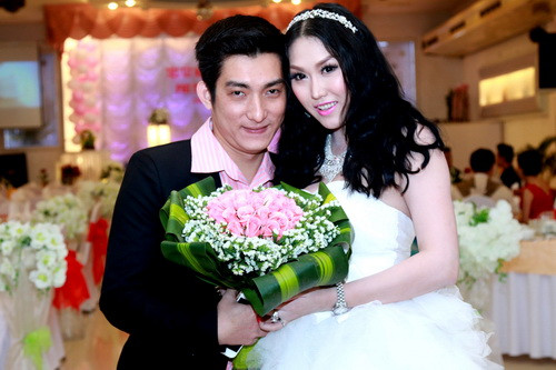 Mạnh mẽ vượt qua đổ vỡ hôn nhân với chồng Tây, hai năm sau, "nữ hoàng dao kéo" kết hôn với một "phi công trẻ" kém cô 2 tuổi tên Bảo Duy. Bảo Duy cũng từng đổ vỡ trong hôn nhân.