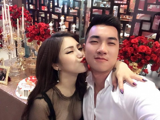 Đức Phan sở hữu gần 10.000 lượt follow trang cá nhân nhờ ngoại hình cao to, đẹp trai cùng sự nghiệp thành đạt. Anh hiện là chủ một cửa hàng hoa ở Đà Nẵng.