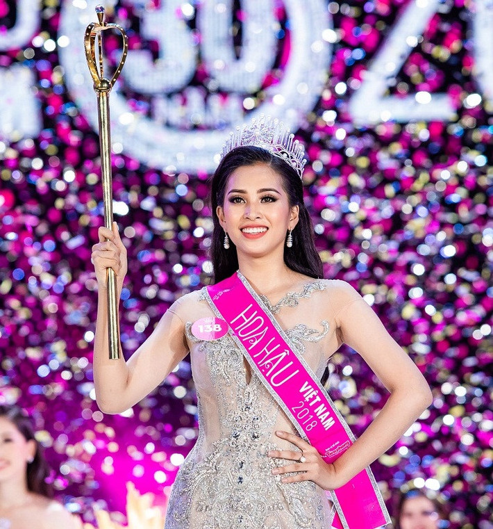 Ngay sau khi đăng quang Hoa hậu Việt Nam 2018, Tiểu Vy đã bắt đầu gây tranh cãi quanh chuyện nhan sắc, cách ứng xử không gây được ấn tượng. Ảnh: BTC.