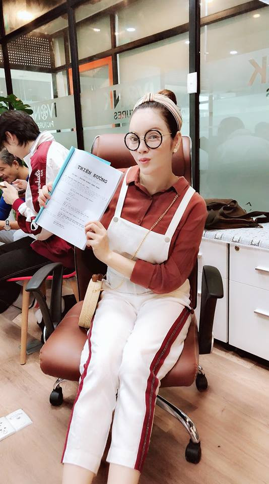 Sau gần 5 năm tuyên bố rút lui khỏi làng giải trí Việt, Lý Nhã Kỳ quay trở lại phim ảnh với vai nữ chính bên cạnh tài tử "Giày thuỷ tinh" Han Jae Suk trong dự án phim "Thiên đường".