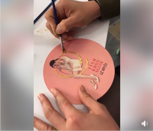 Điều đặc biệt về mỗi chiếc vé liveshow của Lệ Quyên, nữ ca sĩ "chịu chơi" in thành hình bìa đĩa sắp phát hành, trên chất liệu giấy mỹ thuật cao cấp, được dát bằng vàng thật.