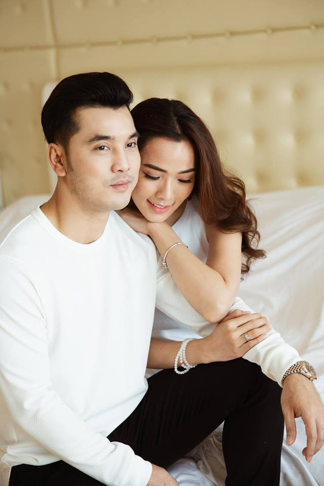 Trước giờ G đám cưới, Kim Cương không giấu nổi cảm giác hồi hộp, lo lắng: "Dậy từ rất sớm để rà lại 1 số việc, chỉ mong đừng để sai sót điều gì vì đầu óc dạo này hay quên, nói ra mà không làm kịp là việc đó trôi đi đâu mất hút luôn.