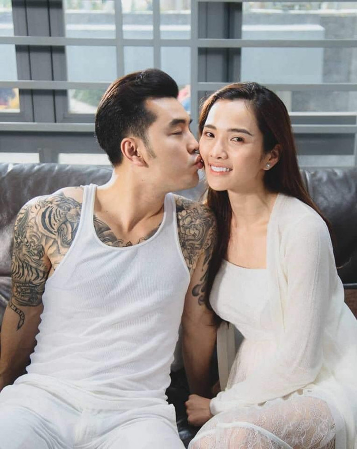 Cựu thành viên nhóm 1088 gặp bà xã Kim Cương - người mẫu nổi tiếng từng trải qua hôn nhân đổ vỡ giữa lúc con đường nghệ thuật của anh đang gặp nhiều chông gai, cộng với việc gặp vấn đề về sức khỏe khiến đã có lúc nam ca sĩ tưởng chừng bị lãng quên.