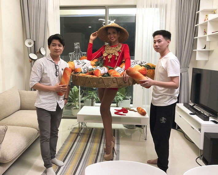 Lần đầu tiên, một món ăn Việt Nam được tái hiện và sáng tạo thành một bộ trang phục dân tộc. "Bánh mì" của Phạm Phước Điền ngay từ vòng nộp hồ sơ đã gây sốt với khán giả.