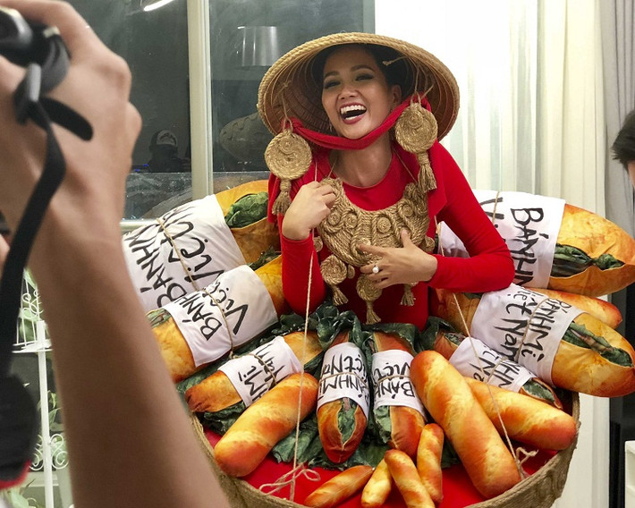 Chưa đầy hai tháng nữa, Hoa hậu H’Hen Niê sẽ lên đường sang Thái Lan để chinh chiến tại đấu trường nhan sắc Miss Universe 2018. Vì vậy, cô rất nóng lòng muốn biết trang phục dân tộc chuẩn bị cho mình sẽ như thế nào.