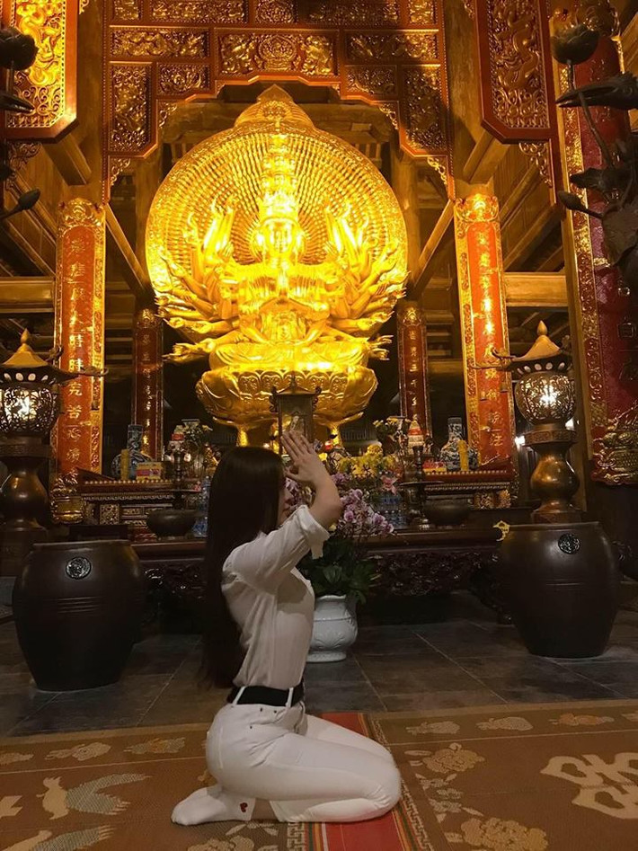 Sau một thời gian khóa Facebook, Thư Dung tái xuất với hình ảnh đi chùa sám hối nhưng vẫn phải nhận nhiều "gạch đá" từ dân mạng.