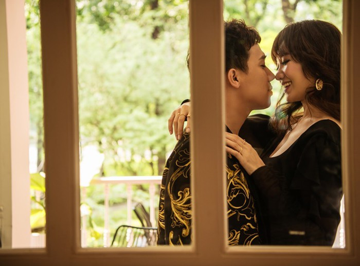 Bộ ảnh kỷ niệm 17 tháng kết hôn của Trấn Thành và Hari Won tình tứ hết cỡ khiến fan ngưỡng mộ. Ảnh: Thế giới điện ảnh.