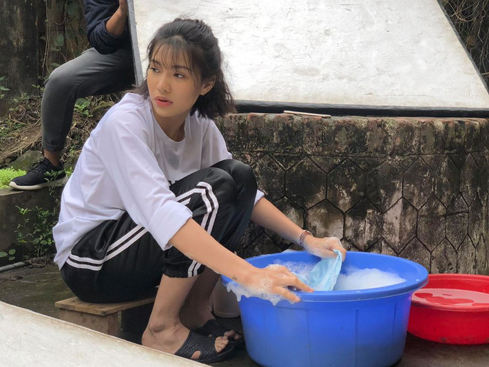 Lưu Đê Ly - hot girl quen thuộc với giới trẻ Hà thành một thời hiện là cái tên gây chú ý khi đảm nhận vai nữ chính tên An trong "Chạy trốn thanh xuân" - một cô gái có số phận éo le, đau khổ đến mức phải chạy trốn thanh xuân của mình. Bộ phim đang được chiếu trên khung giờ vàng của VTV3 sau khi "Quỳnh búp bê" kết thúc.