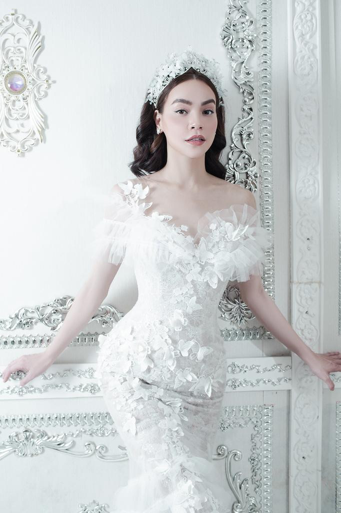 Cùng với Hoa hậu Trần Tiểu Vy và Hương Giang Idol, Hồ Ngọc Hà được xem là một trong những gương mặt cực "hot" trong showbiz Việt sẽ góp mặt fashion show của NTK Anh Thư diễn ra vào ngày 13/12.