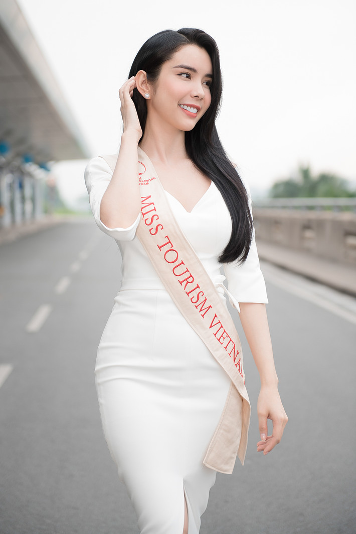 Hành trang mang sang Philippines của Huỳnh Vy gồm gần 10 valy các loại, trong đó có khoảng trên dưới 40 bộ trang phục của các nhà thiết kế trong nước.