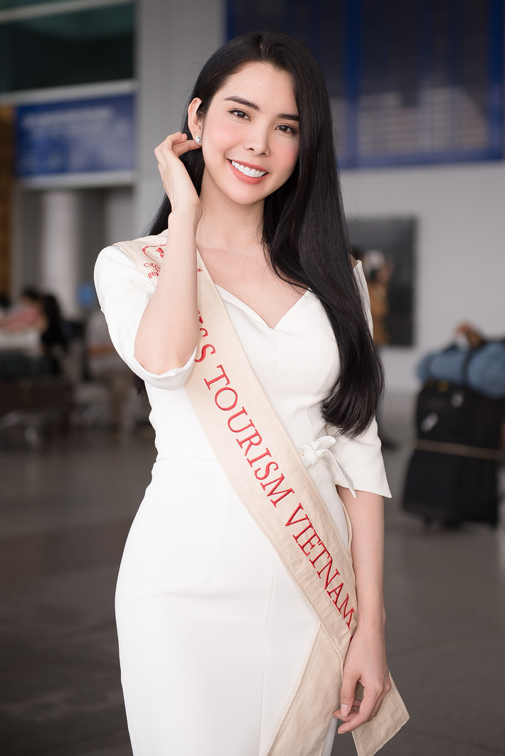 Người đẹp Huỳnh Vy chia sẻ trước giờ lên đường: “Bất kỳ cô gái nào đi thi các cuộc thi nhan sắc đều muốn mình sẽ là người được xướng tên cuối cùng và Vy cũng không là ngoại lệ. Vy sẽ cố gắng hết sức, chưa biết kết quả ra sao, nhưng chắc chắn Vy sẽ không bỏ cuộc…”.