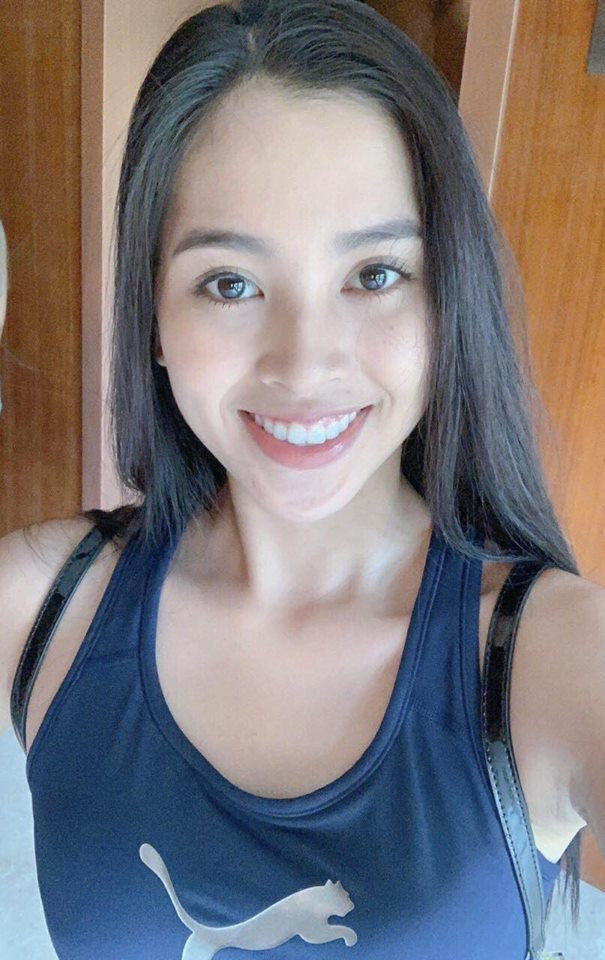 Đại diện Việt Nam khoe gương mặt make up nhẹ để đi tập với các thí sinh. Cô không quên gửi lời cảm ơn tới những lời chúc mừng và cổ vũ của người hâm mộ dành cho mình sau khi lọt vào vòng 2 phần thi tài năng.