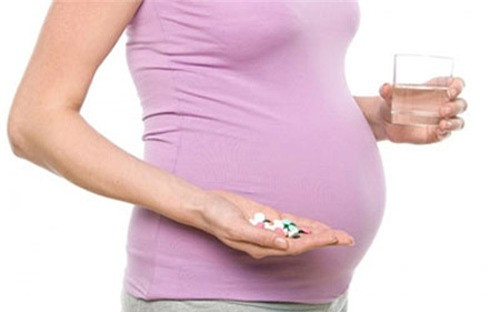 Uống vitamin dành cho phụ nữ mang thai. Có lẽ bạn đã từng nghe giai thoại rằng vitamin dành cho bà bầu có thể giúp tóc mọc nhanh hơn. Tuy nhiên, việc uống quá nhiều sắt có thể gây tổn hại đến sức khỏe của bạn nếu bạn không thật sự mang bầu. Chính vì thế, nếu thật sự cần tóc nhanh chóng mọc đủ dài thì bạn chỉ nên uống điều độ một tuần một lần hoặc ít hơn, tùy theo lời khuyên của dược sĩ.