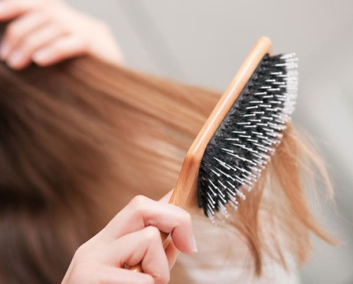 Chải đầu bằng lược tròn dẹt thường xuyên khoảng 1 – 2 lần một ngày cũng có tác dụng giúp các chân tóc tiết ra dinh dưỡng làm tóc phát triển cả về độ dày và chiều dài. Hãy tập thói quen này hàng ngày nó sẽ giúp tóc mọc dày và khỏe nếu bạn đang ao ước cải thiện mái tóc mỏng của mình. Tuy nhiên, chú ý tác động nhẹ nhàng để tránh làm tóc hư tổn, gãy rụng nhé.