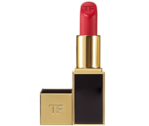 Tom Ford Private Blend in Cherry Lush. Tom Ford luôn mang đến những gợi ý cho những qúy cô gợi cảm, sắc son này của Tom Ford rực rỡ, gợi cảm, tự tin và cực kỳ nữ tính. Tất cả là nhờ sự hòa trộn ngọt ngào giữa màu đỏ tươi và sắc hồng cherry phơn phớt nhẹ nhàng. Bên cạnh đó, với thành phần chiết xuất từ thiên nhiên, thỏi son này giúp môi bạn luôn mềm mịn, mượt mà một cách tự nhiên , lại còn dưỡng ẩm và bảo vệ môi.