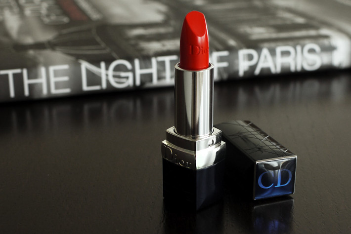 Dior Rouge Dior Lipcolor in Blazing Red. Sắc đỏ này của Dior không hẳn là một sắc đỏ thuần chất, nó được kết hợp một lượng sắc cam nhất định, vậy nên trong đó có nhiều hơn sự ấm áp và cả chút sôi động, trẻ trung. Cũng bởi sự pha trộn của sắc cam nên màu son này rất hợp với những cô nàng có tông da sáng, hồng hào. Tuy vậy, điểm sáng của những thỏi son này lại là nhờ chúng có khả năng giữ màu rất tốt và có giúp bạn có một vẻ ngoài khác biệt hơn sau khi đã chán những gam đỏ ruby truyền thống.