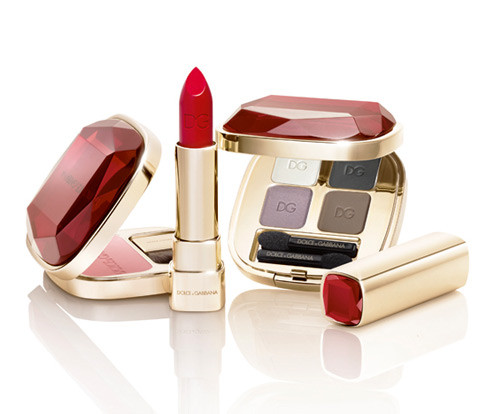 Dolce and Gabbana Classic Cream Lipstick 210 Iconic. Với nước son đậm đà, nồng nàn, son của D&G được rất nhiều phái đẹp ưa thích bởi sắc đỏ lì cực kì “bám da”, gợi cảm và mượt mà. Thêm vào đó, mùi thơm tinh dầu phảng phất cũng là 1 điểm khiến không phái đẹp nào có thể từ chối 1 thỏi son quyến rũ đến như vậy. Giá tham khảo: 32 USD (672.000 đồng).