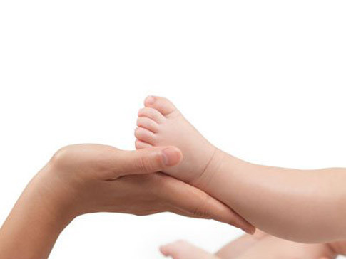 Mùa đông, chân tay bị lạnh là do khí huyết không được lưu thông, vì vậy, trước lúc đi ngủ, bạn hãy cho trẻ ngâm chân tay vào nước nóng từ 37-45độ C trong khoảng thời gian từ 10 đến 15 phút, sau đó lau khô và đi ngủ ngay, không để tay chân tiếp xúc với nước lạnh.
