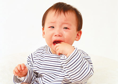Khi bé bị tiêu chảy do vi rút, cha mẹ tuyệt đối không được cho con uống thuốc kháng sinh nếu không sẽ có nguy cơ rối loạn vi khuẩn đường tiêu hoá, làm cho bệnh càng trở nên nặng hơn, hoặc gây tình trạng tiêu chảy kéo dài, chưa kể các tác dụng phụ do thuốc gây ra.