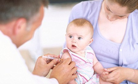 Tiêm vắc xin đầy đủ: Cần đưa trẻ đến các cơ sở y tế để tiêm phòng các loại vắc xin cần thiết.