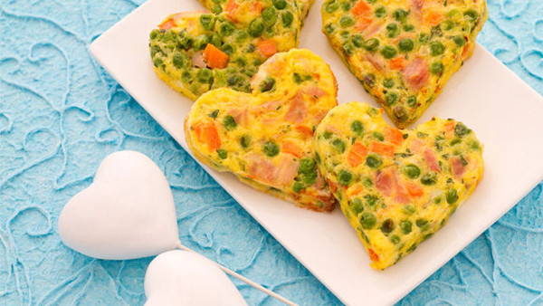 Trứng. Thực phẩm này cực dễ chế biến và cũng nhanh chóng giúp bé bạn tỉnh táo lên bởi mùi thơm của chúng. Tăng cường protein trong trứng và độ hấp dẫn bằng cách thêm nấm cắt nhỏ, cà chua và rau vào để có một món trứng tráng đủ dưỡng chất; bạn cũng có thể thêm một chút gia vị tươi như hẹ hoặc rau ngải cứu, hành lá trước khi hấp hoặc chiên.
