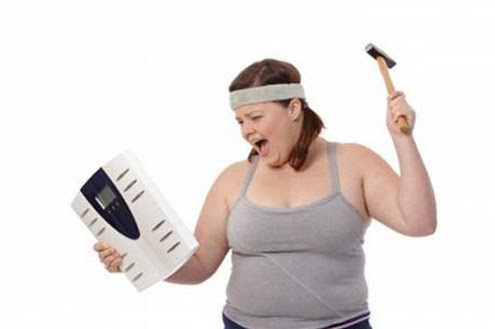 Số cân nặng chẳng có nghĩa lý gì. Cũng giống như tuổi tác, cân nặng chỉ là con số thôi. Đừng tìm kiếm một con số hoàn hảo trên bàn cân, hãy nhìn vào độ săn chắc trên cơ thể bạn. Nhiều phụ nữ sau khi nỗ lực giảm cả chục cân đã tâm sự rằng họ chẳng biết nên khóc hay cười khi nghe được lời cảm thán: “Ôi, béo như cũ đẹp hơn”. Lý do là sau quá trình ép cân điên cuồng, khi cơ thể họ về được số cân nặng như ý cũng là lúc các bắp tay, bắp chân trở nên èo uột, thiếu sức sống.