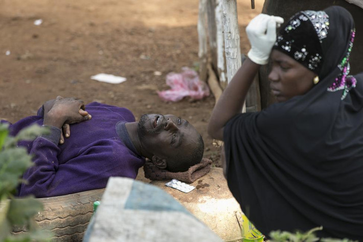 Người vợ bất lực trước cảnh chồng bị nhiễm Ebola.
