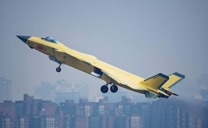 Những chiếc J-20 được sản xuất hàng loạt để chuyển giao cho Không quân Quân đội Giải phóng Nhân dân Trung Quốc (PLA) từ cuối năm 2016, phiên bản này sử dụng động cơ dự phòng AL-31FM2 của Nga.