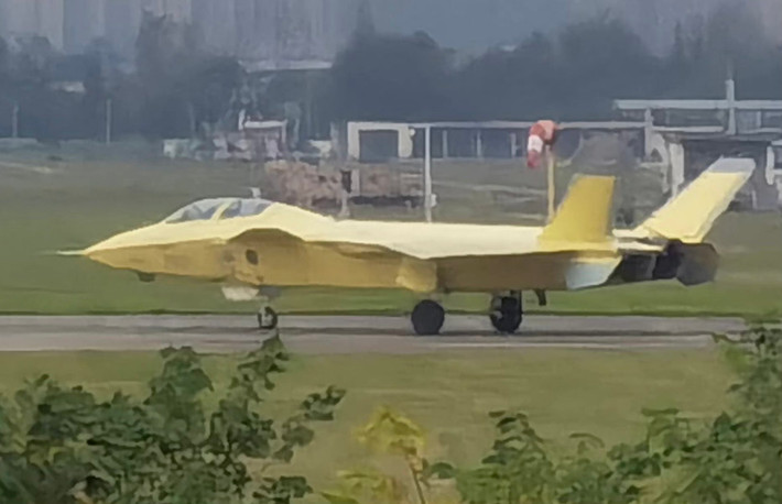 Trung Quốc từng cho ra mắt sáu nguyên mẫu J-20 từ tháng 10/2012 đến tháng 11/2015, trước đó là hai nguyên mẫu trình diễn công nghệ lần đầu vào tháng 12/2010.