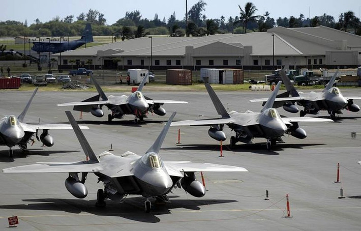 Tuy nhiên, việc cho F-22 “nghỉ hưu” vẫn gây tranh cãi vì nhiều lý do. Mỹ sẽ thiếu đi một loại máy bay chiến đấu được tối ưu hóa cho các nhiệm vụ chiếm ưu thế trên không. Tuy nhiên quốc hội Mỹ vất rất quyết tâm thực hiện quyết định cho F-22 loại biên, bất chấp những phản đối.