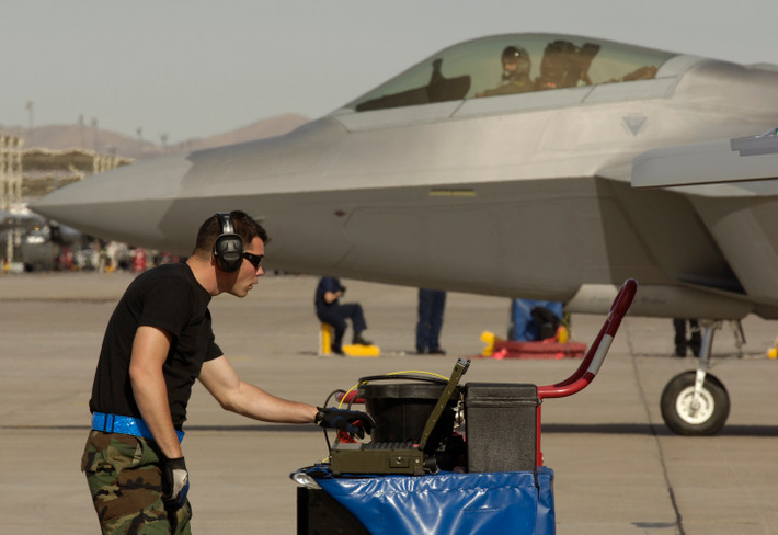 F-22 ban đầu được dự định phát triển với chi phí vận hành thấp hơn so với F-15, tuy nhiên F-22 lại trở thành chiếc máy bay có chi phí vận hành cao nhất trong lực lượng không quân Mỹ với chi phí hoạt động lên tới gần 70.000 USD mỗi giờ, gấp đôi chi phí cho một máy bay tương đương với F-15.
